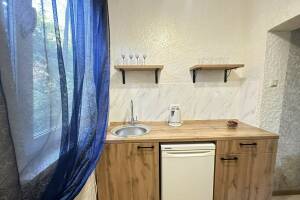 Изображение Изображение: Трёхместный номер с синим диваном «Стандарт» #1 #4