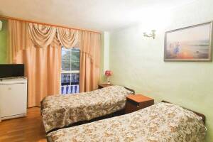 Изображение Изображение: Комната на 2х гостей с балконом на 4 м этаже #1 #2