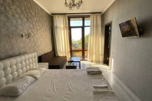 Изображение Изображение: «Люкс» 2-х местный, номер с балконом #1 #4