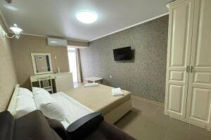 Изображение Изображение: Трехместный номер Делюкс с балконом #1 #11