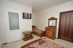 Изображение Изображение: Трёхместный номер «стандарт» с балконом #1 #2