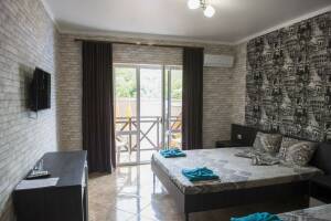 Изображение Изображение: Трехместный номер с балконом с видом на горы #1 #2