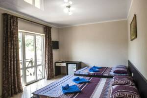 Изображение Изображение: Четырехместный номер с балконом и с видом на горы #1 #3