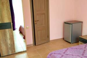 Изображение Изображение: Номер с витражным окном и отдельным входом #1 #1