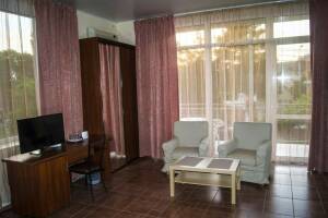 Изображение Изображение: Семейная комната с балконом на 3−5 человек #1 #6