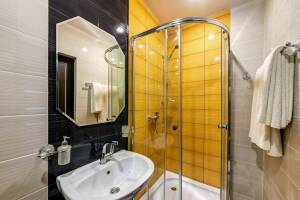 Изображение Изображение: 4-х местный «Люкс» с ванной комнатой #1 #2