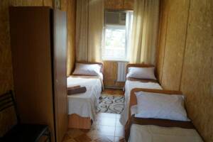 Изображение Изображение: Трехместный эконом с удобствами на этаже #1 #2