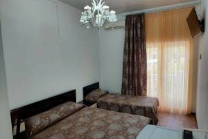 Изображение Изображение: Трехместный с удобствами с видом в сад #1 #2