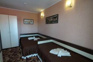 Изображение Изображение: Трёхместный номер с балконом #1 #2