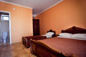 Изображение Изображение: 3-х местный номер с удобствами #1 #2