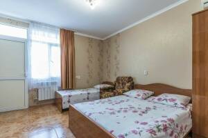 Изображение Изображение: Трёхместный номер с удобствами #1 #2