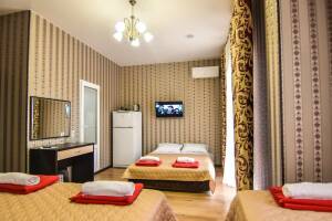 Изображение Изображение: Пятиместный стандарт с балконом, с видом на улицу #1 #7