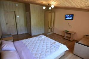 Изображение Изображение: 4-х местный «Люкс» без балкона #1 #2