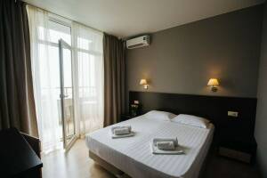 Изображение Изображение: Двухместный с балконом и боковым видом на море #1 #1