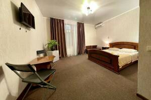 Изображение Изображение: 3-х местный номер «Комфорт» с видом на сад #1 #6