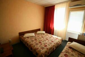 Изображение Изображение: 3-х мест. номер. Вид во двор (лес) #1 #2