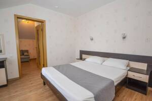 Изображение Изображение: Двухкомнатный номер со всеми удобствами #1 #2