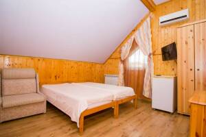 Изображение Изображение: № 8 Двухместная комната с удобствами на 3 этаже #1 #8