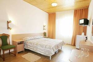 Изображение Изображение: 3-местный номер «Стандарт» c 1,5 кроватью #1 #2