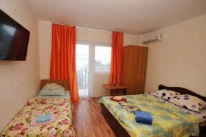 Изображение Изображение: Трёхместный номер с удобствами и балконом #1 #2