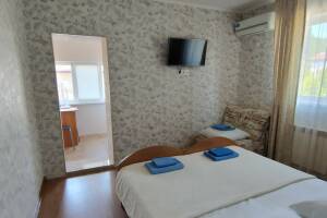 Изображение Изображение: 3-х местный номер с удобствами #1 #2