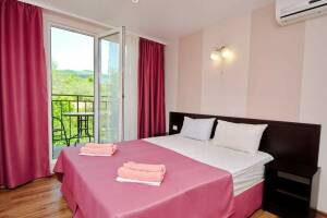 Изображение Изображение: Трехместный с балконом и микроволновой печью #1 #4