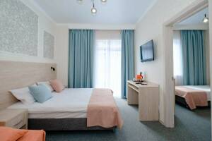 Изображение Изображение: Двухкомнатный номер с балконом #1 #2