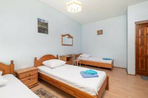 Изображение Изображение: 3-х местный номер с удобствами #1 #2