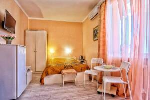 Изображение Изображение: Трехместный номер с удобствами и балконом #1 #2