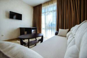 Изображение Изображение: 4-х местный номер «Делюкс с большим балконом» #1 #3