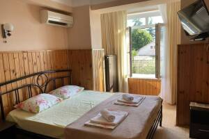 Изображение Изображение: Трёхместный номер на первом этаже без балкона #1 #8