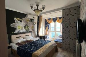 Изображение Изображение: № 3 Трехместный номер с панорамным видом на море #1 #3