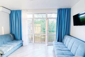 Изображение Изображение: 4-местный «Люкс» (с балконом, вид на бассейн) #1 #3