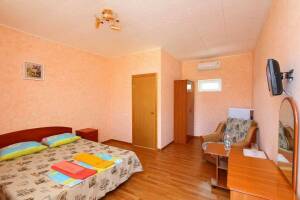 Изображение Изображение: Трёхместный с двуспальной кроватью #1 #3