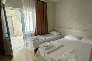 Изображение Изображение: Трехместный номер на первом этаже #1 #8