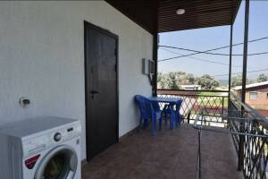 Изображение Изображение: Двухкомнатный номер с балконом на II этаже #1 #2