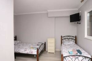 Изображение Изображение: Трех местный номер с балконом с видом на горы #1 #4