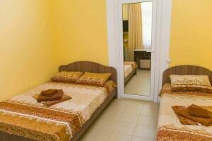 Изображение Изображение: Трёхместный «Комфорт», от 1 до 3 гостей #1 #2