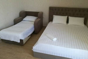 Изображение Изображение: Трехместный номер с собственной ванной комнатой #1 #2