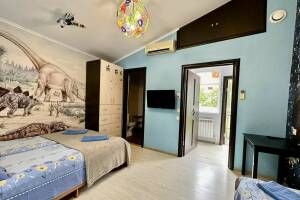 Изображение Изображение: № 8 Трехместный номер с ванной 2й этаж #1 #6