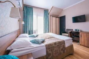 Изображение Изображение: «Стандарт» с 2-х спальной кроватью и балконом #1 #2