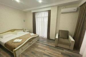 Изображение Изображение: Трехместный номер «Делюкс» с балконом #1 #31