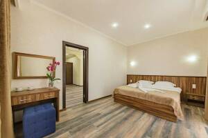 Изображение Изображение: Двухкомнатный улучшенный Люкс с завтраком #1 #16