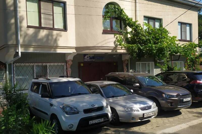 Изображение гостиницы "Гостевой дом «Уютный дворик»" #1