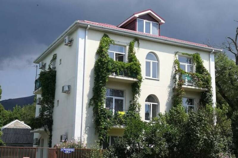 Изображение гостиницы "Частный дом на ул. Революционной, 136 (У Ларисы)" #1