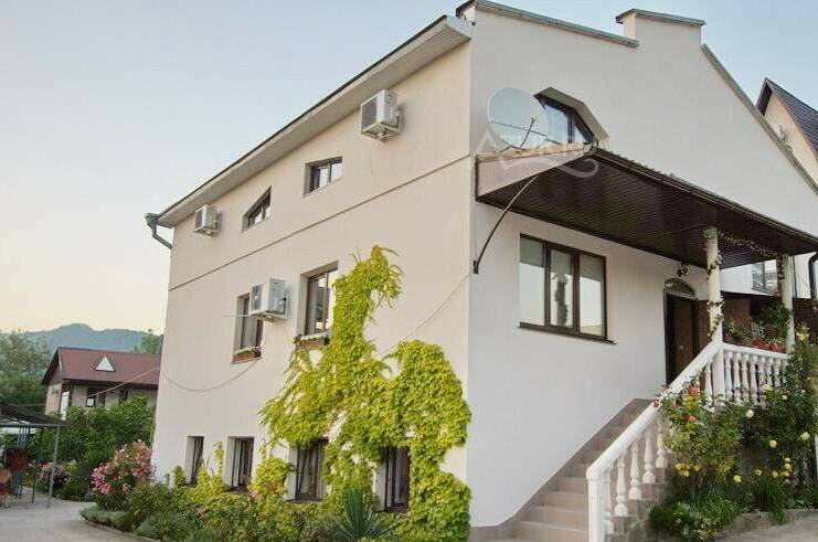 Изображение гостиницы "Гостевой дом «Зеленый дворик»" #1