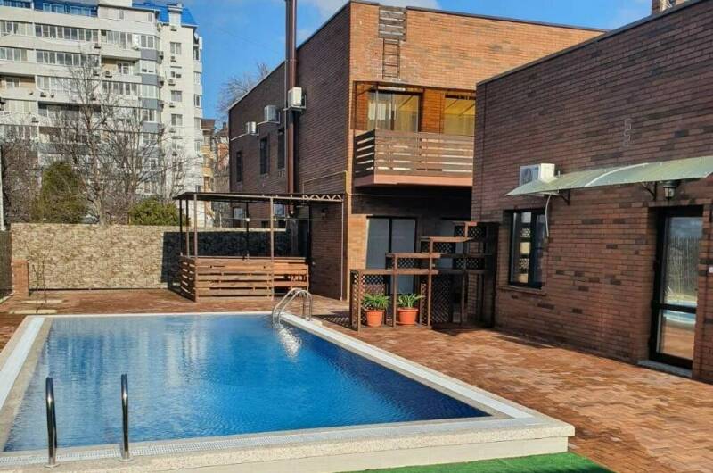 Изображение квартиры "Коттедж «Pinnavilla» в центре с большим бассейном" #1