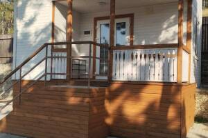 Деревянный домик у озера Абрау